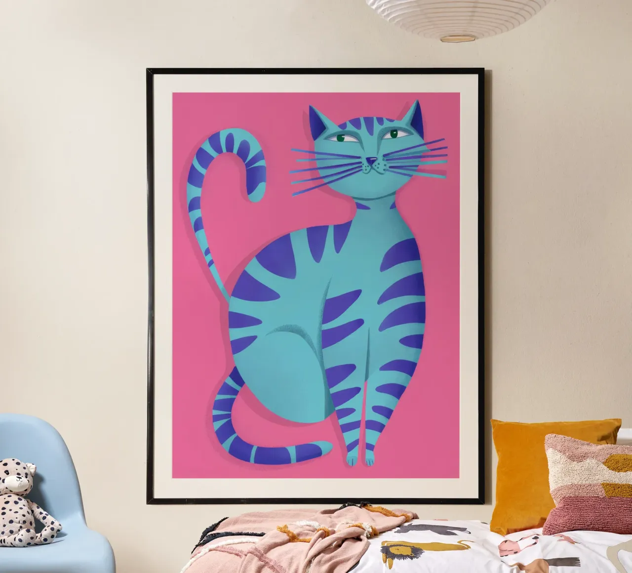 Gatto blu soriano rosa poster con telaio in legno da Stone Decade
