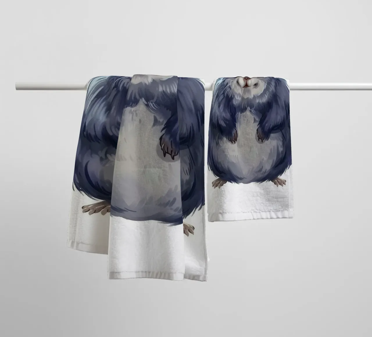 cincillà paffuto e soffice, pieno di calore e simpatia asciugamano da bagno da DesignDoodle