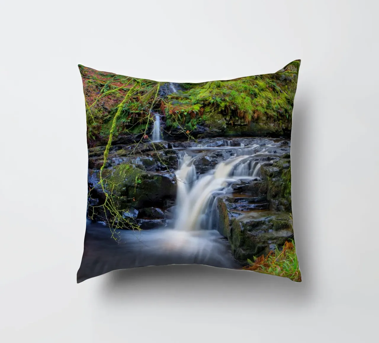 Glenariff Falls 2 cuscino da Dave Hare Photography