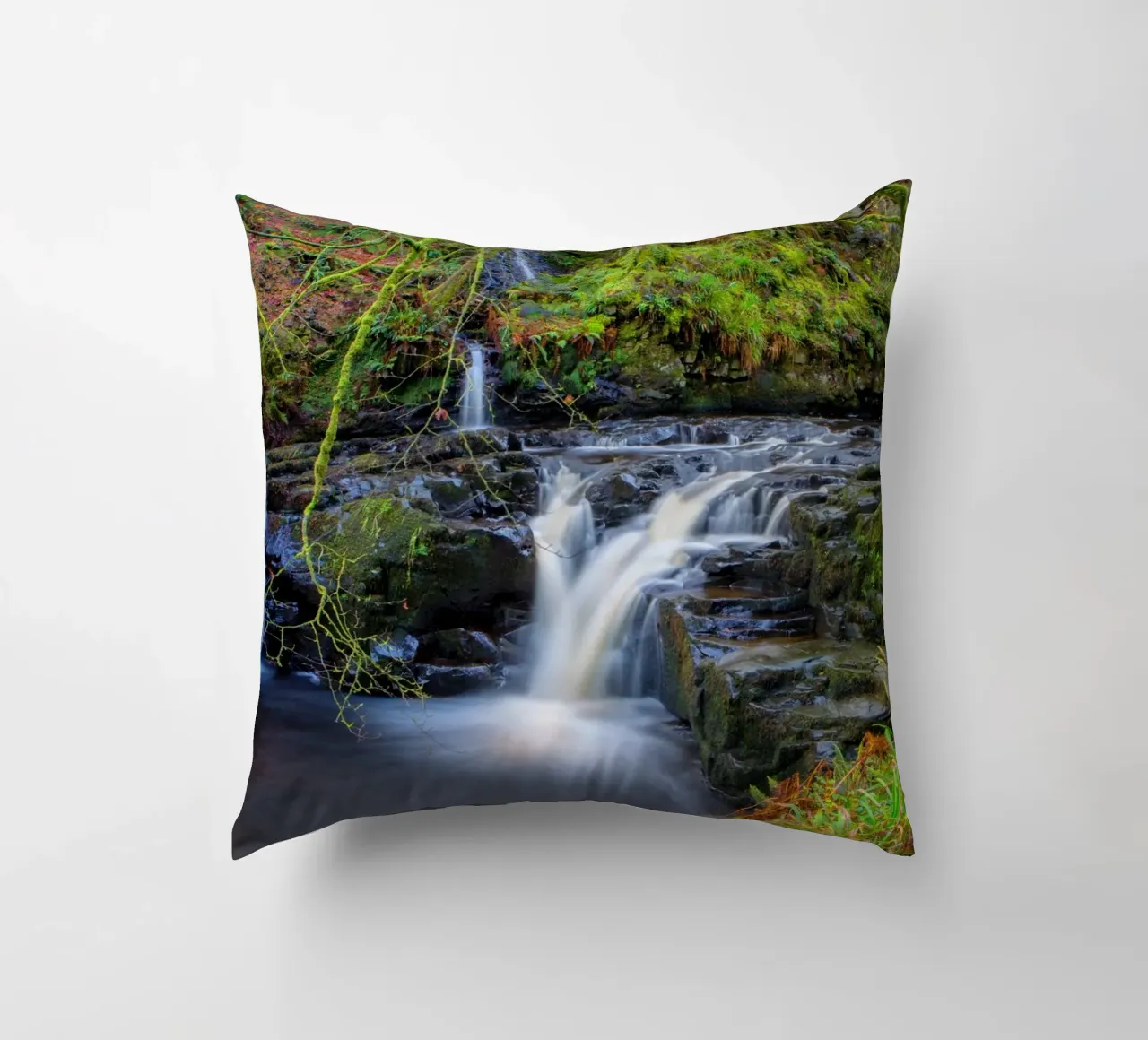 Glenariff Falls 2 cuscino da Dave Hare Photography