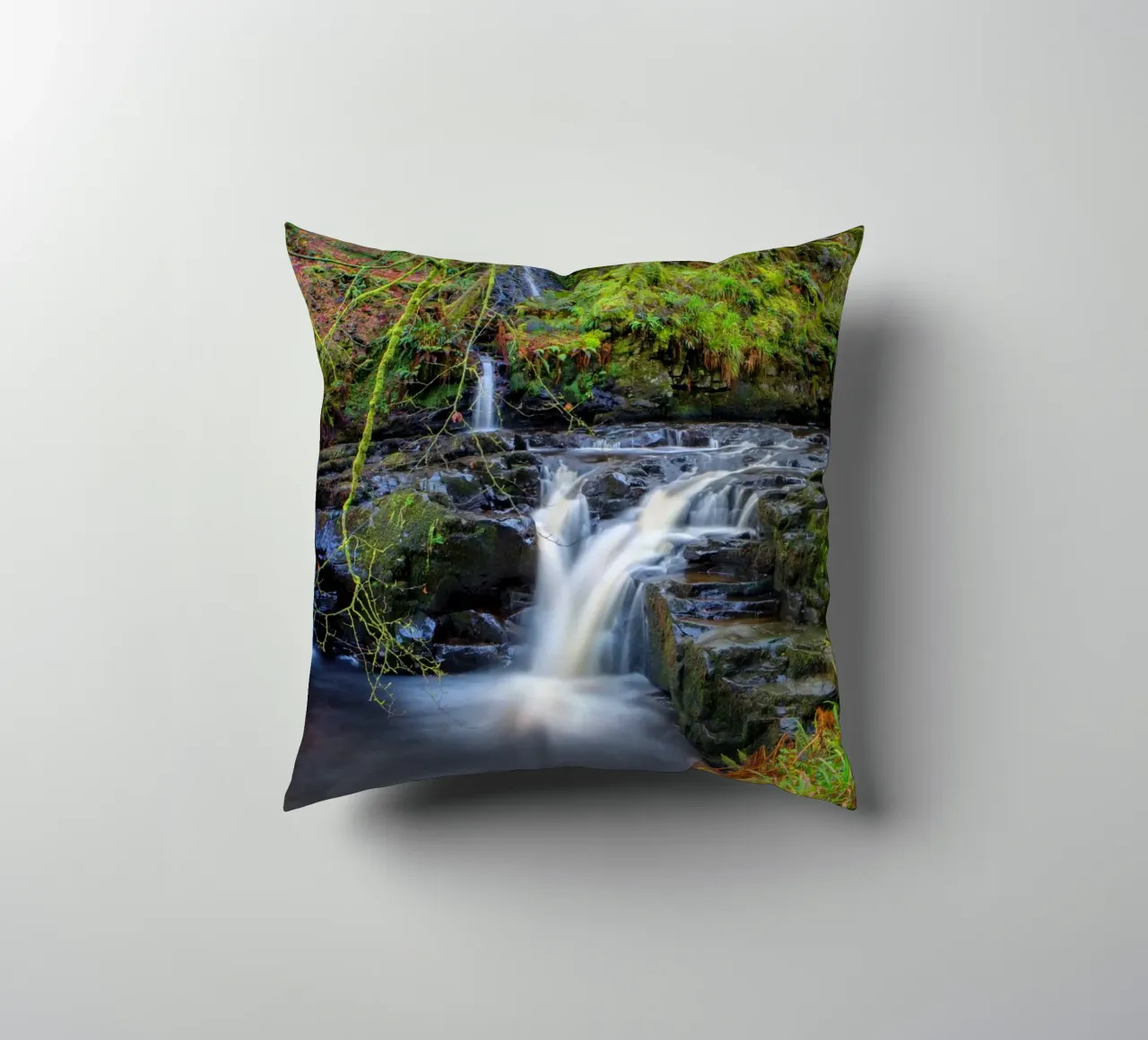 Glenariff Falls 2 cuscino da Dave Hare Photography