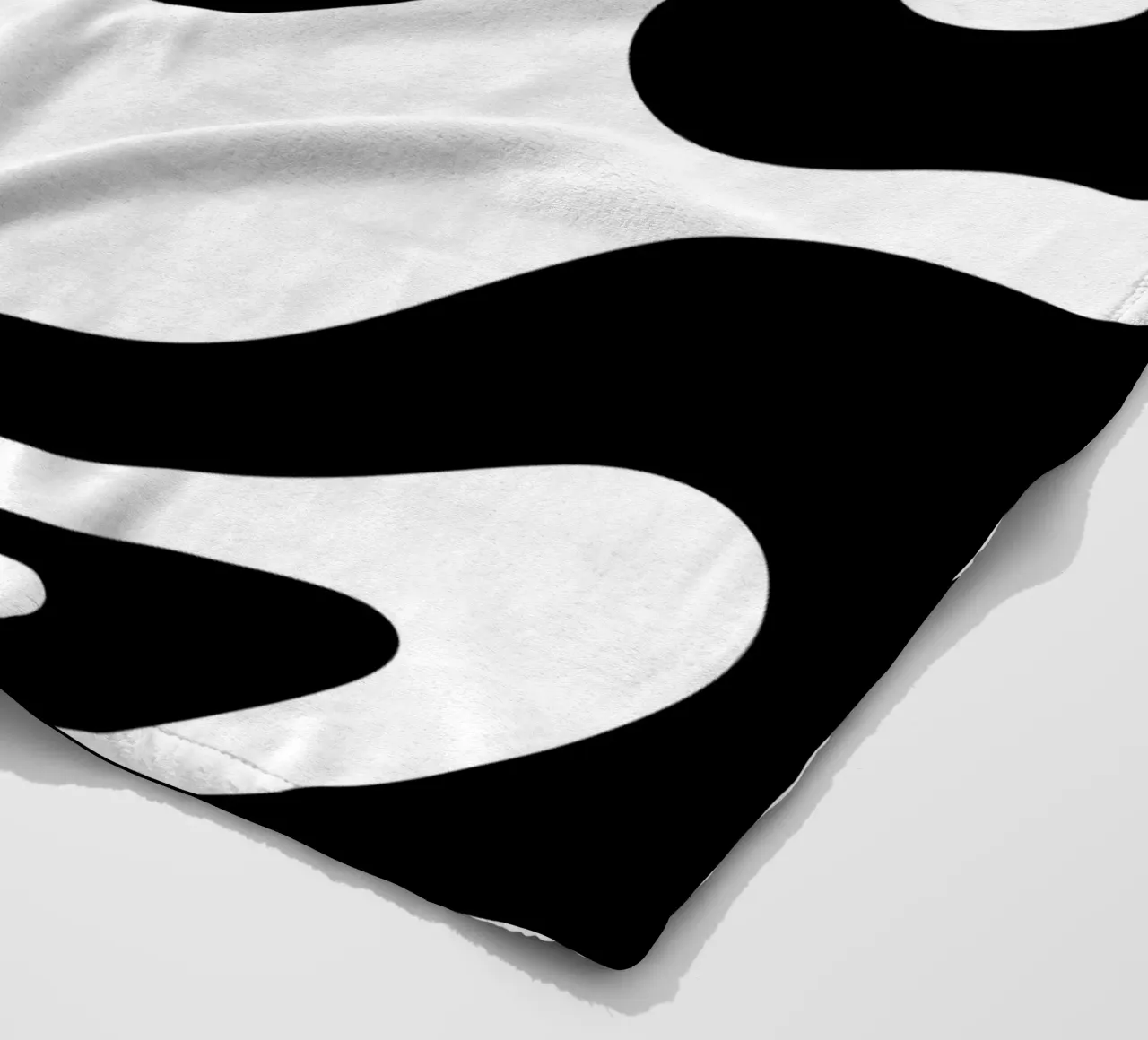 Motivo a onda in bianco e nero coperta in pile da MODERN NUANCE