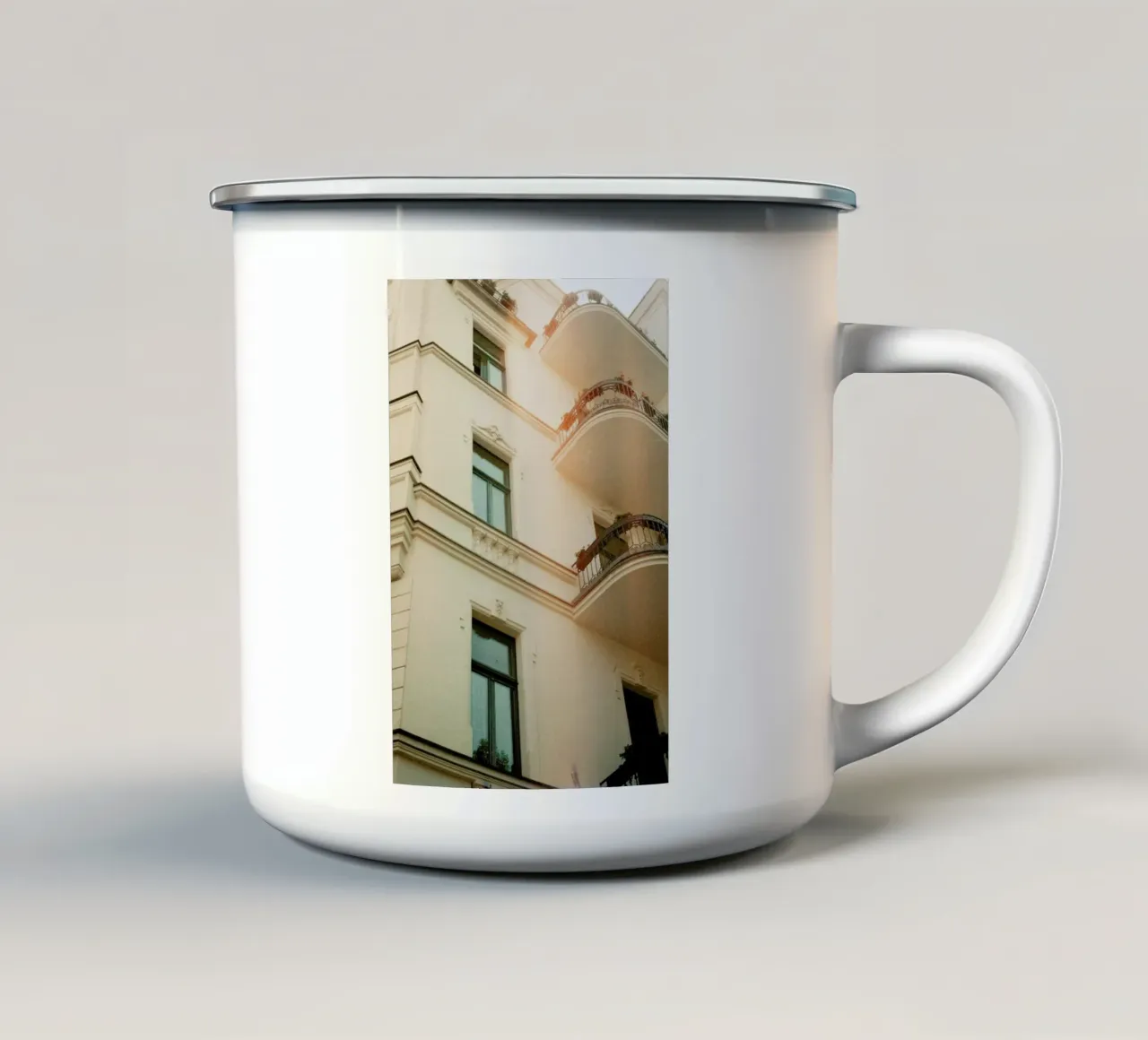 Analog Series Flares On Architecture tazza in smalto da Sebastian Hilgetag