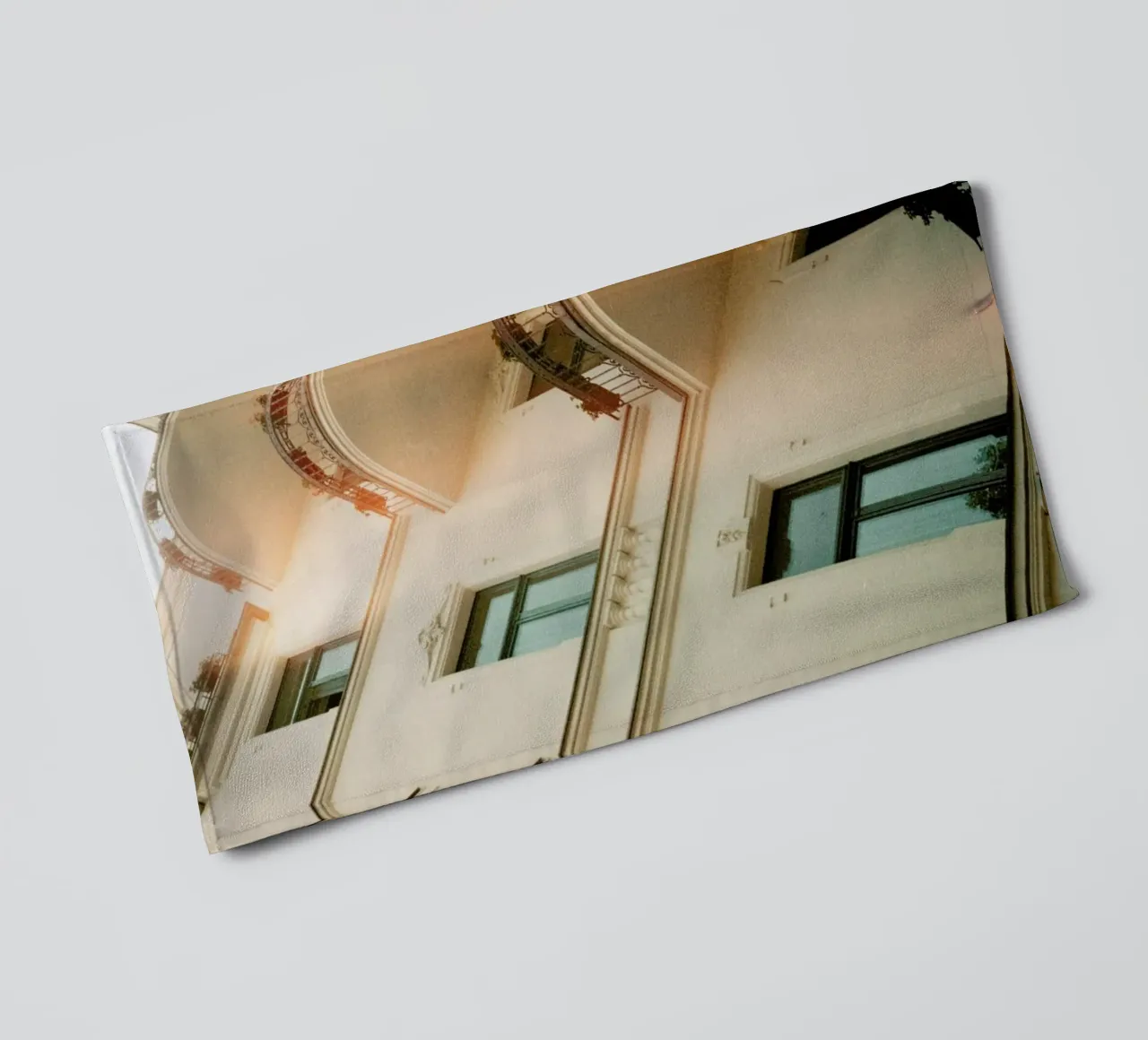 Analog Series Flares On Architecture Handtuch von Sebastian Hilgetag