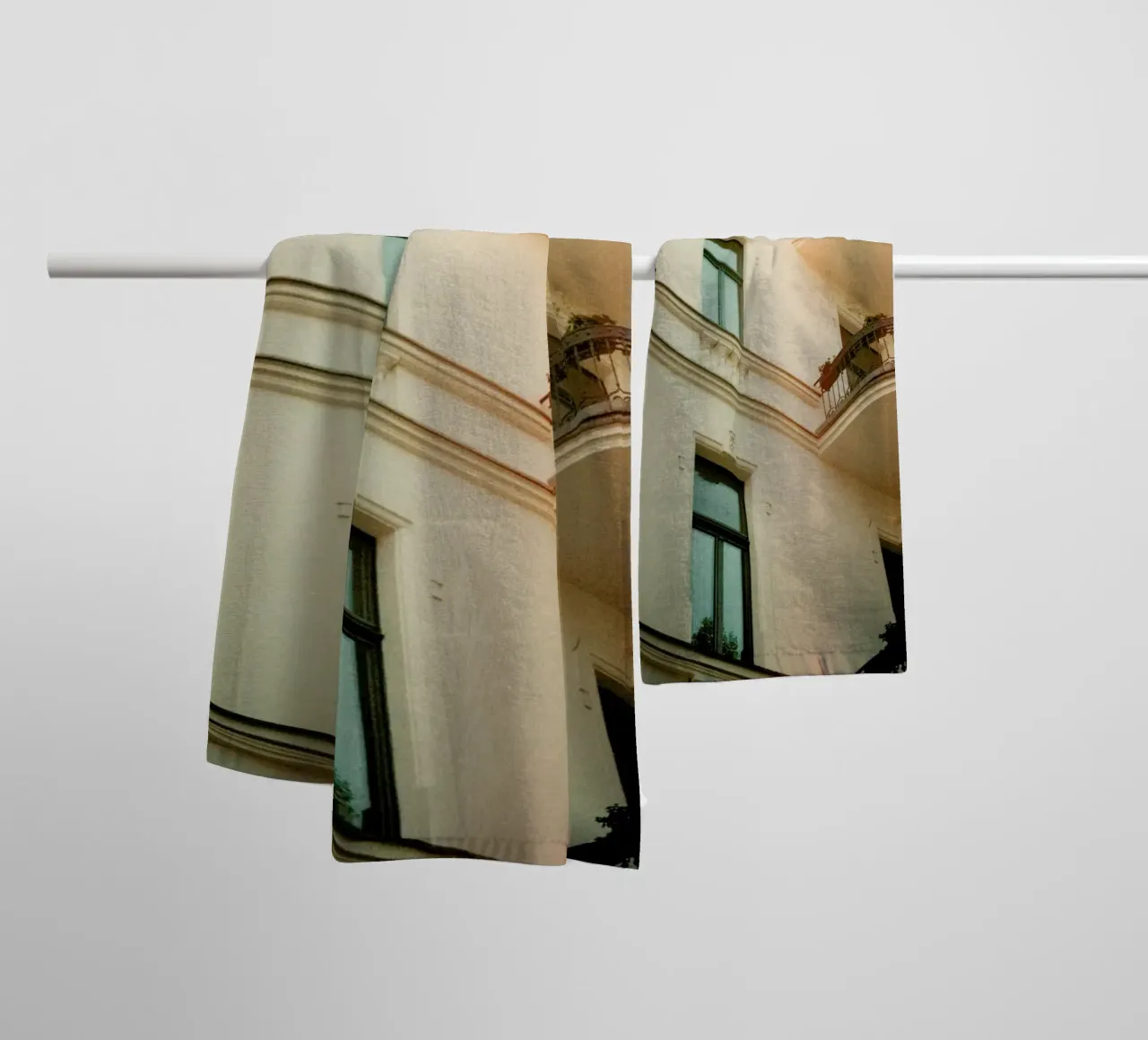 Analog Series Flares On Architecture Handtuch von Sebastian Hilgetag