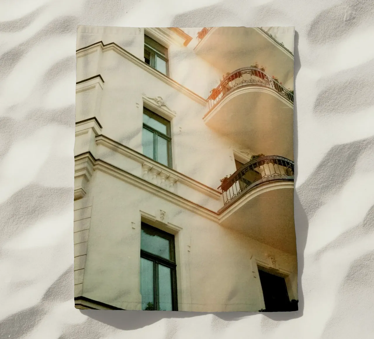 Analog Series Flares On Architecture serviette de plage de Sebastian Hilgetag