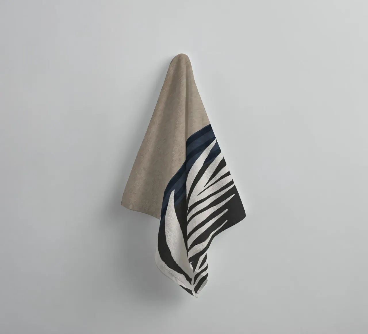 organic geometric abstract with white leaf asciugamano da bagno da vintageshop