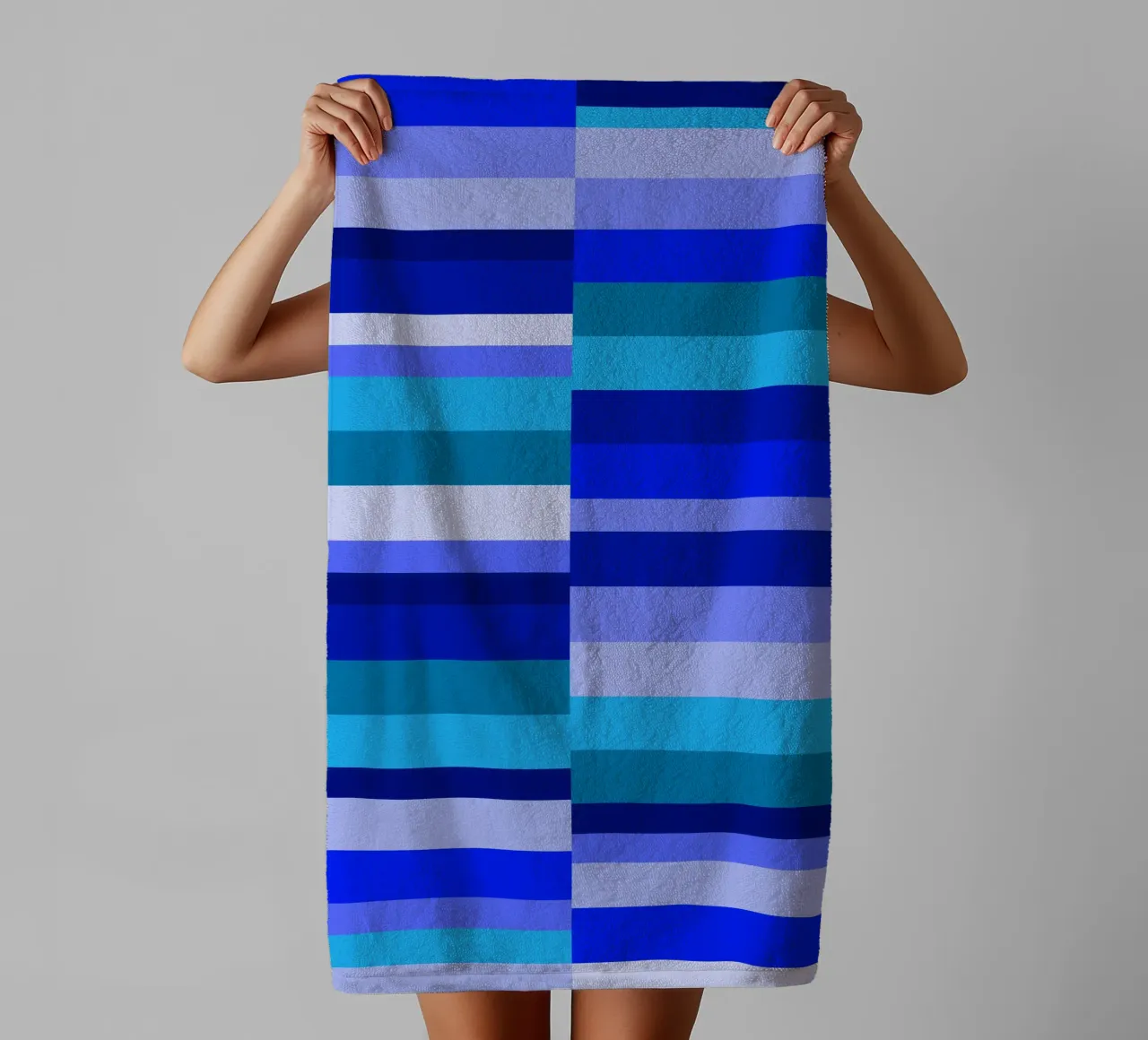 Rayures dans les tons bleus, formes géométriques, imprimé moderne serviette de bain de Lilou Art