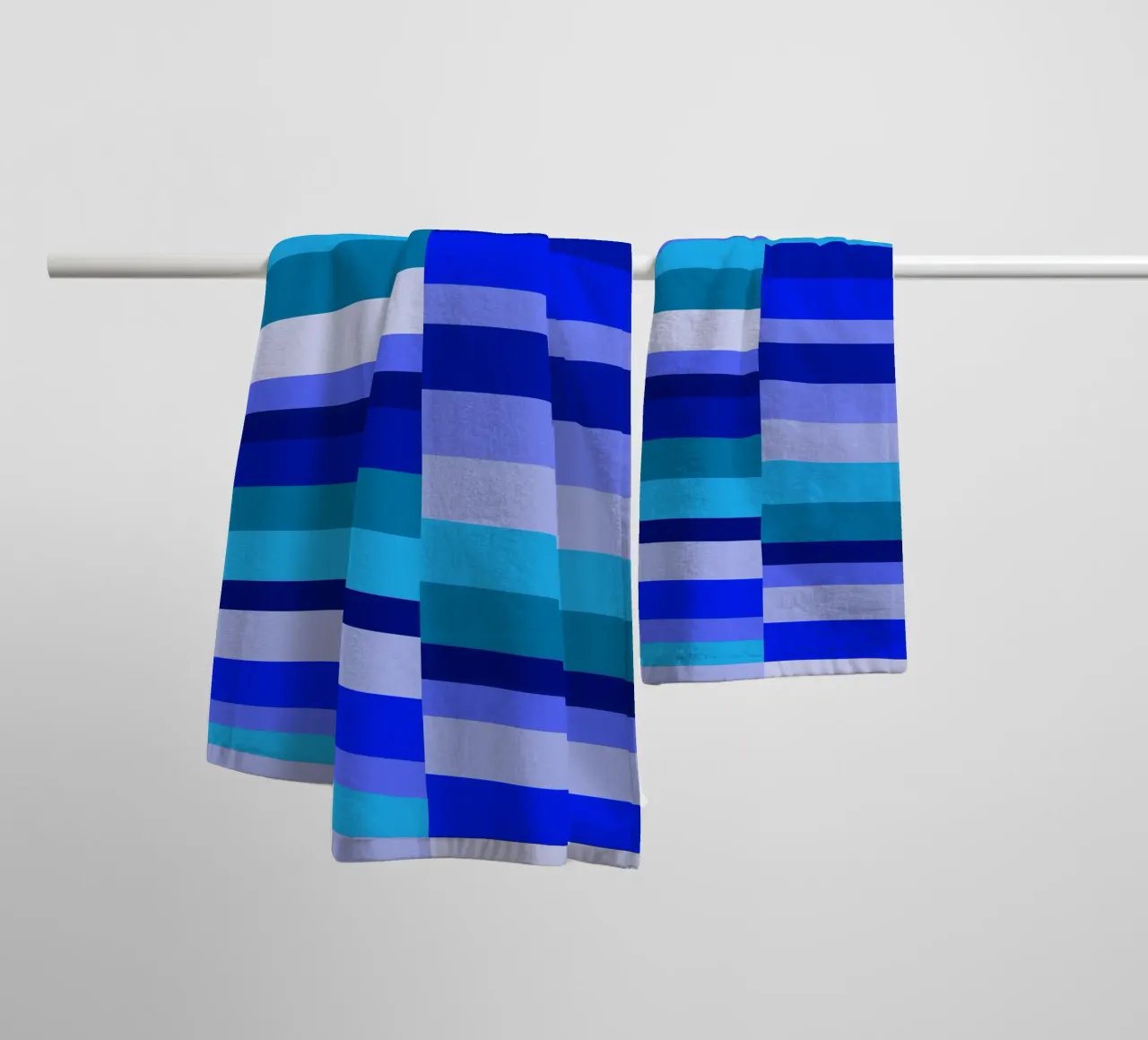 Rayures dans les tons bleus, formes géométriques, imprimé moderne serviette de bain de Lilou Art