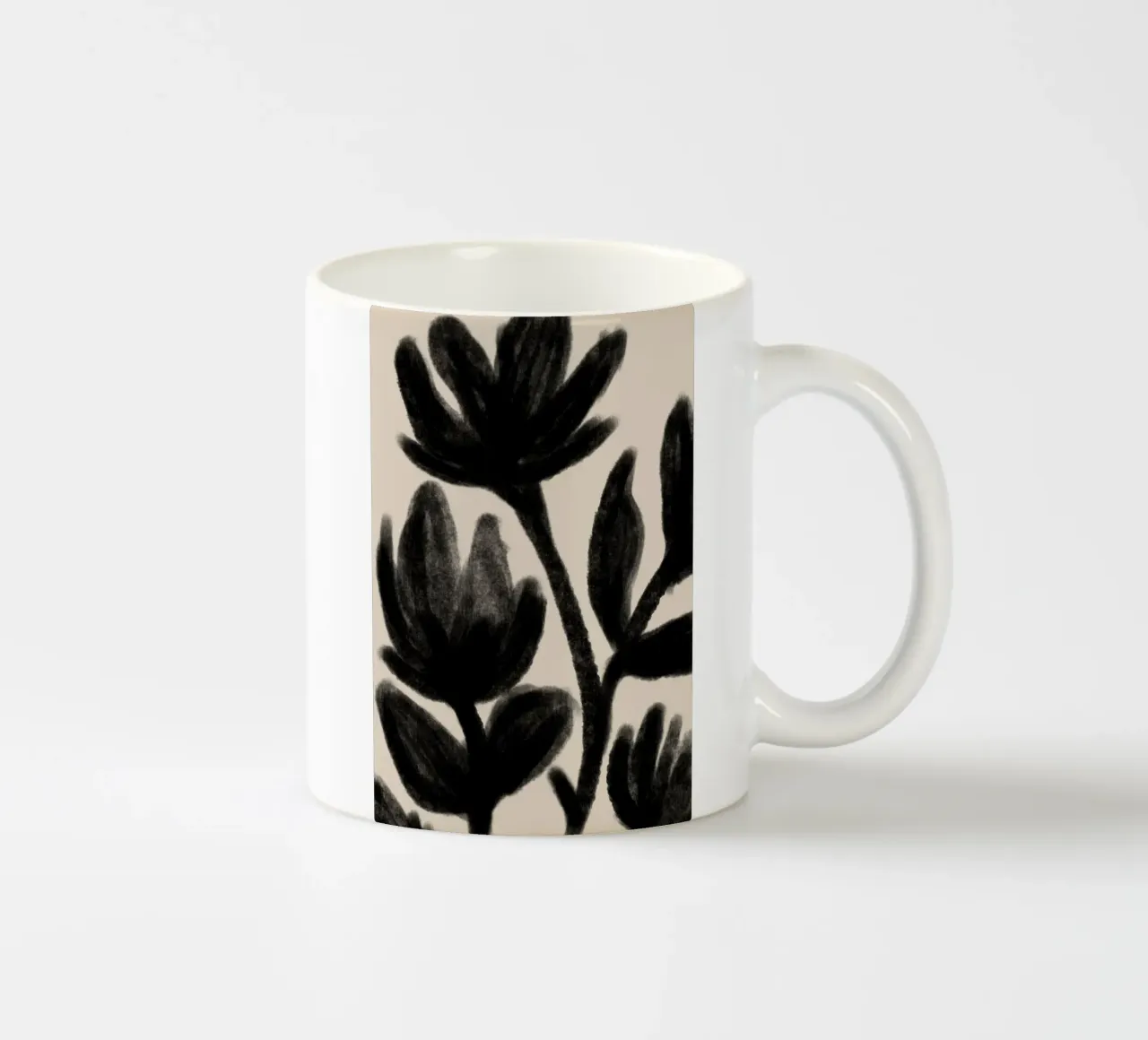 Astratto nero floreale botanico su beige tazza in ceramica da Melloi Art Print