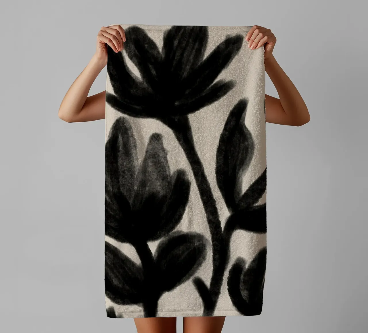 Astratto nero floreale botanico su beige asciugamano da bagno da Melloi Art Print