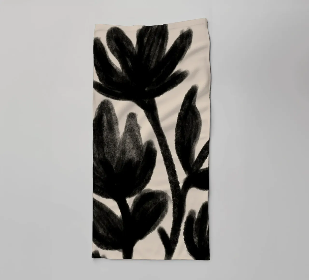 Astratto nero floreale botanico su beige asciugamano da bagno da Melloi Art Print