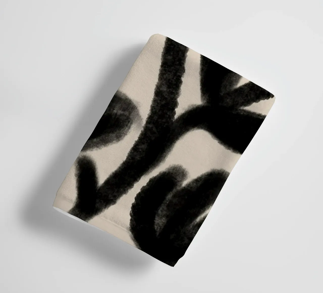 Astratto nero floreale botanico su beige asciugamano da bagno da Melloi Art Print