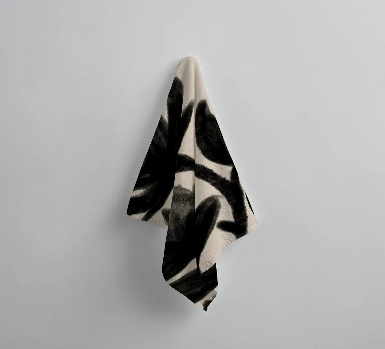Astratto nero floreale botanico su beige asciugamano da bagno da Melloi Art Print