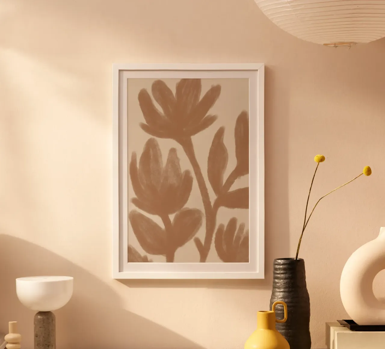 Sagome astratte di fiori marroni su beige poster con telaio in legno da Melloi Art Print