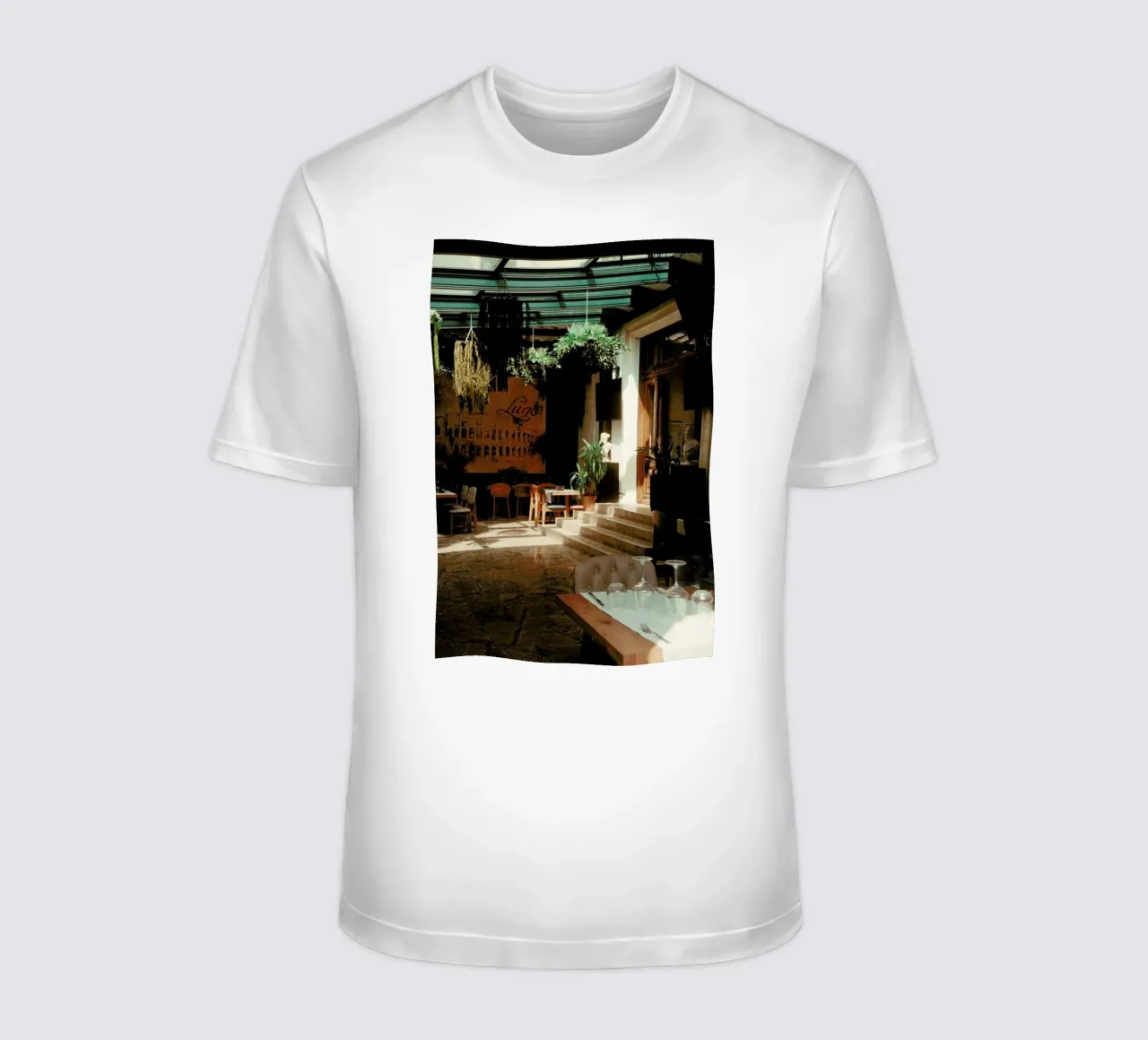Analog Series The Small Cafe t-shirt da Sebastian Hilgetag