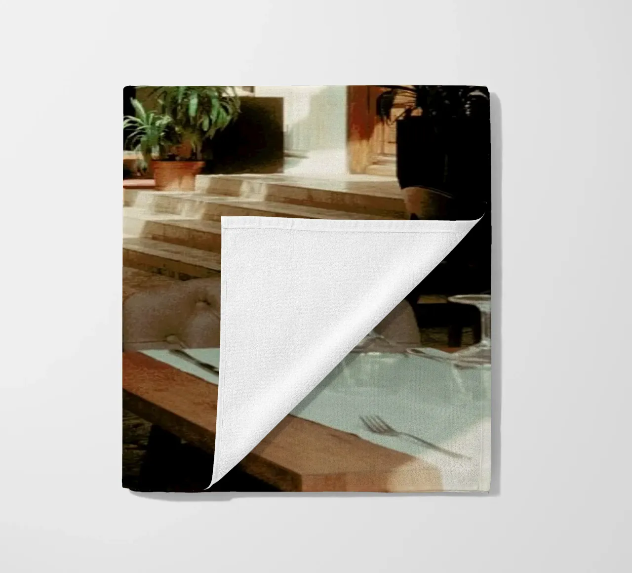 Analog Series The Small Cafe strandhanddoek van Sebastian Hilgetag