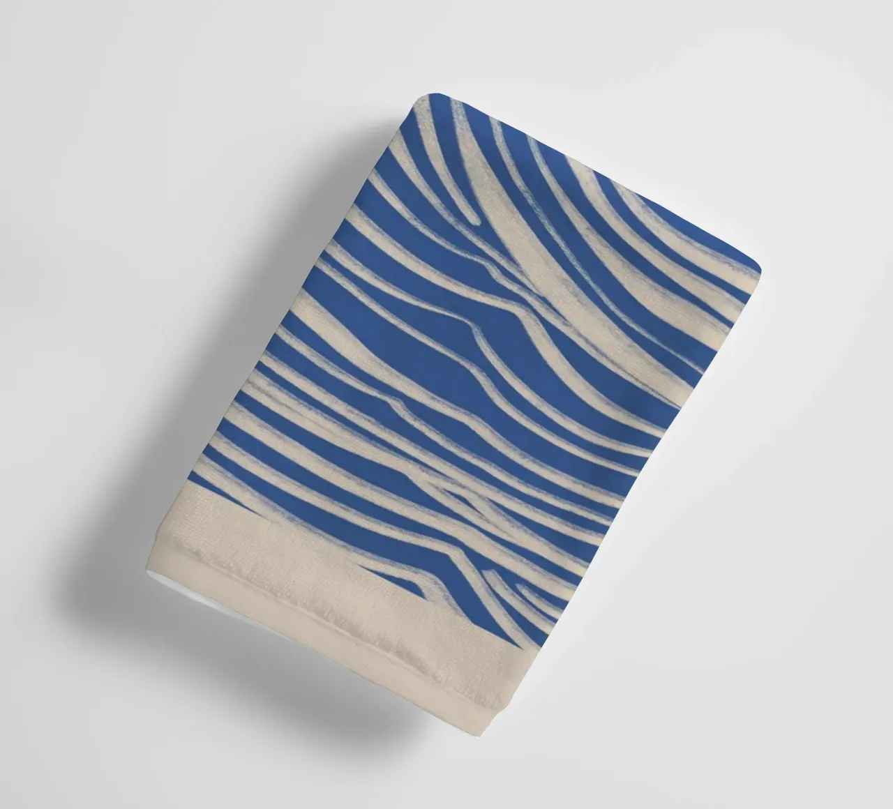 Abstracte witte wervelingen op blauw badhanddoek van Melloi Art Print
