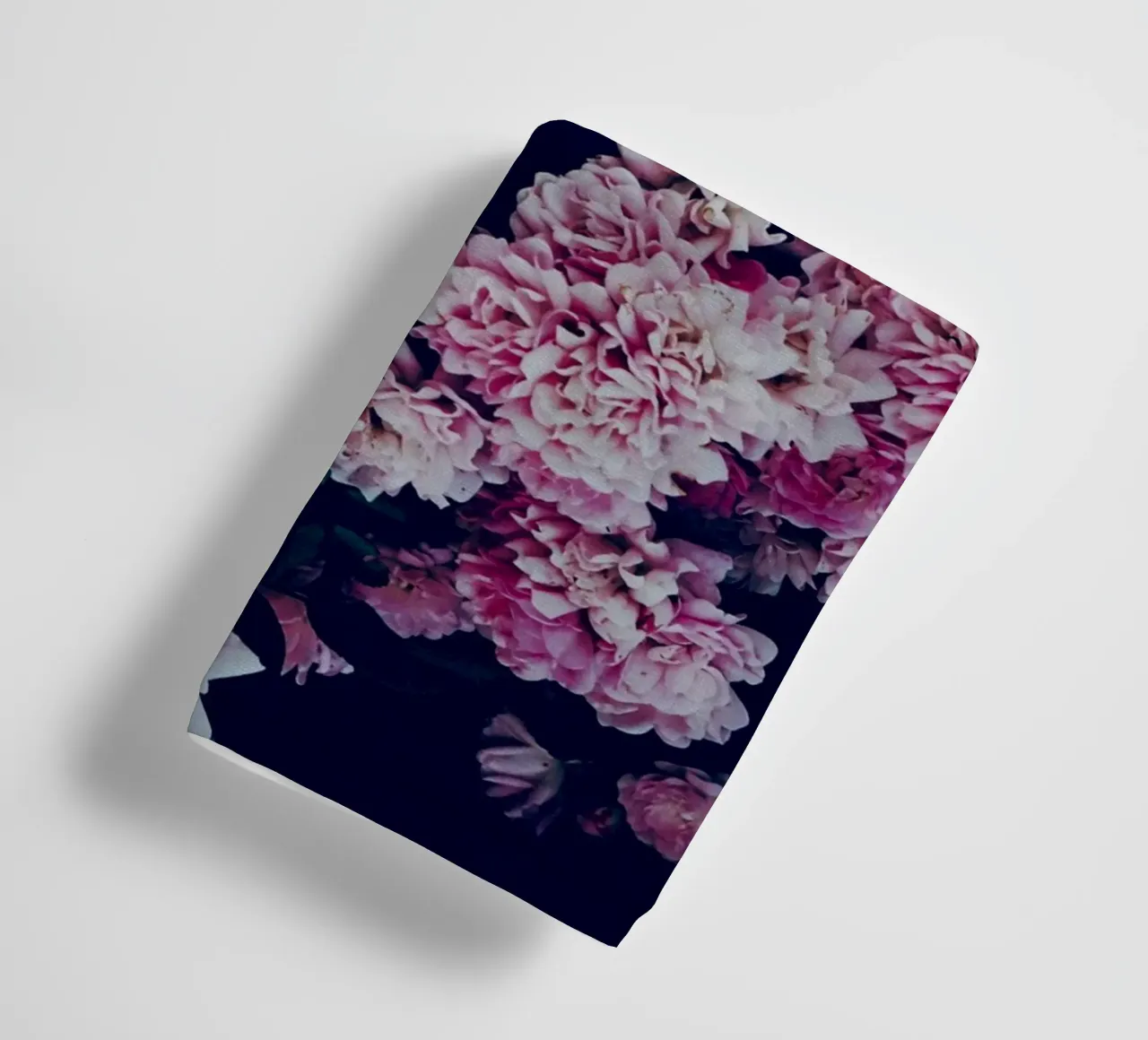 Fiori selvatici rosa asciugamano da bagno da KISSA STUDIO