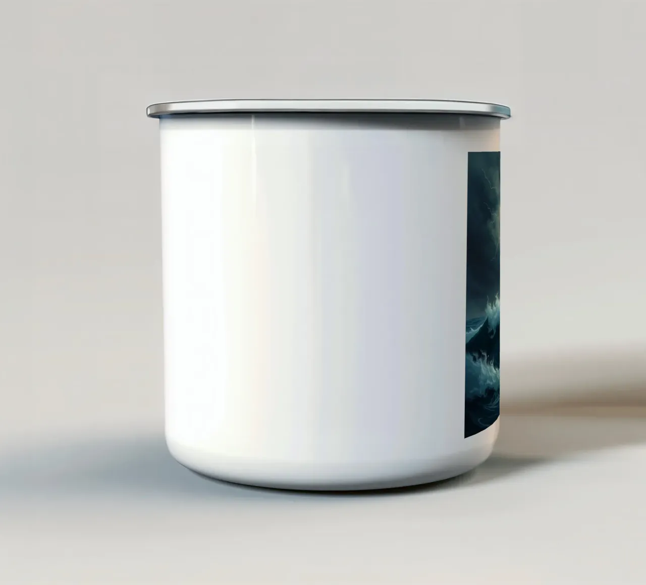 Un oceano tempestoso sotto un suggestivo bagliore celeste tazza in smalto da Artistic-shop
