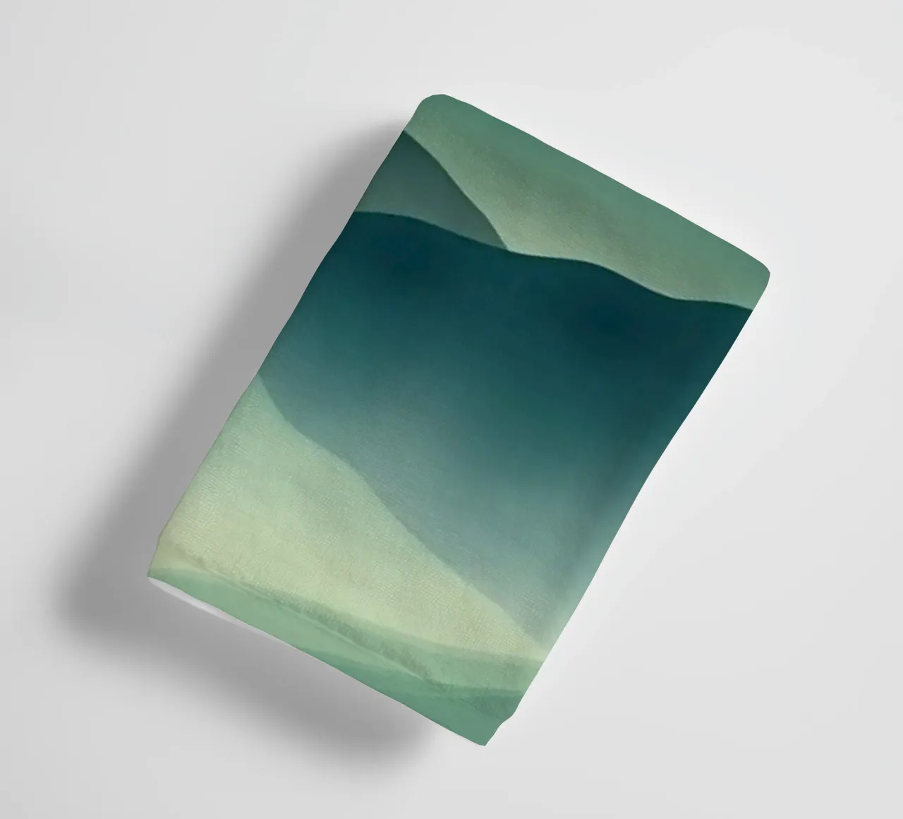 Un paesaggio astratto di cime ondulate e un sole gentile asciugamano da bagno da Artistic-shop