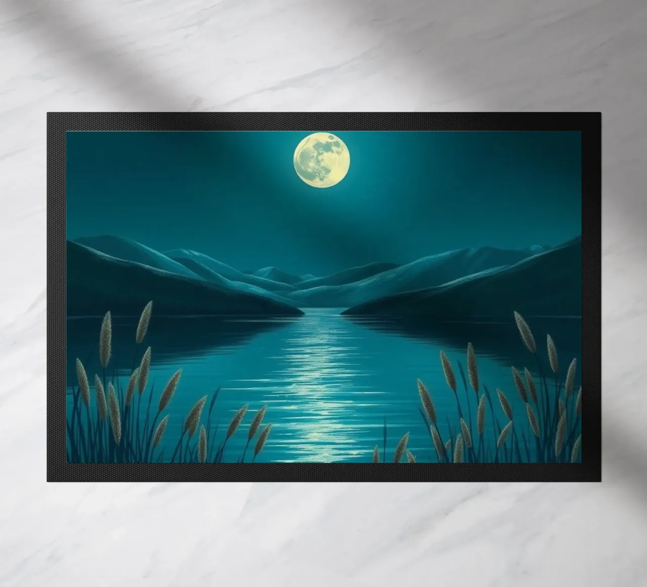 Un lago sereno al chiaro di luna tra canneti sussurranti zerbino da Artistic-shop