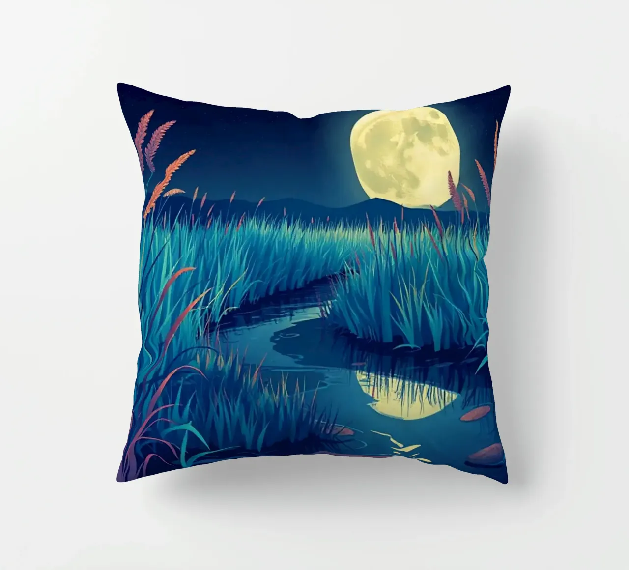 Un fiume che sussurra tra le canne sotto una luna piena dorata cuscino da Artistic-shop