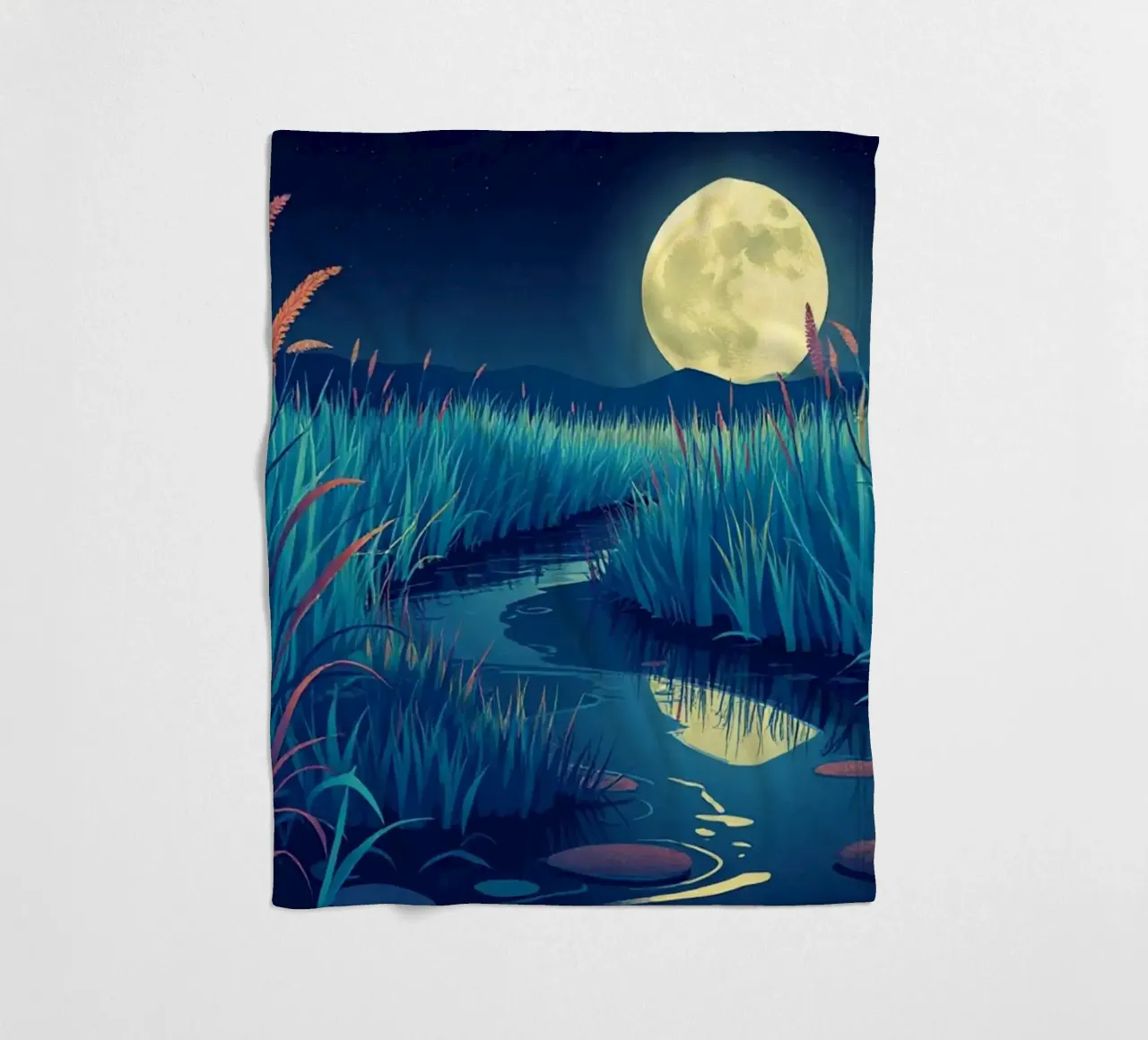 Un fiume che sussurra tra le canne sotto una luna piena dorata coperta in pile da Artistic-shop