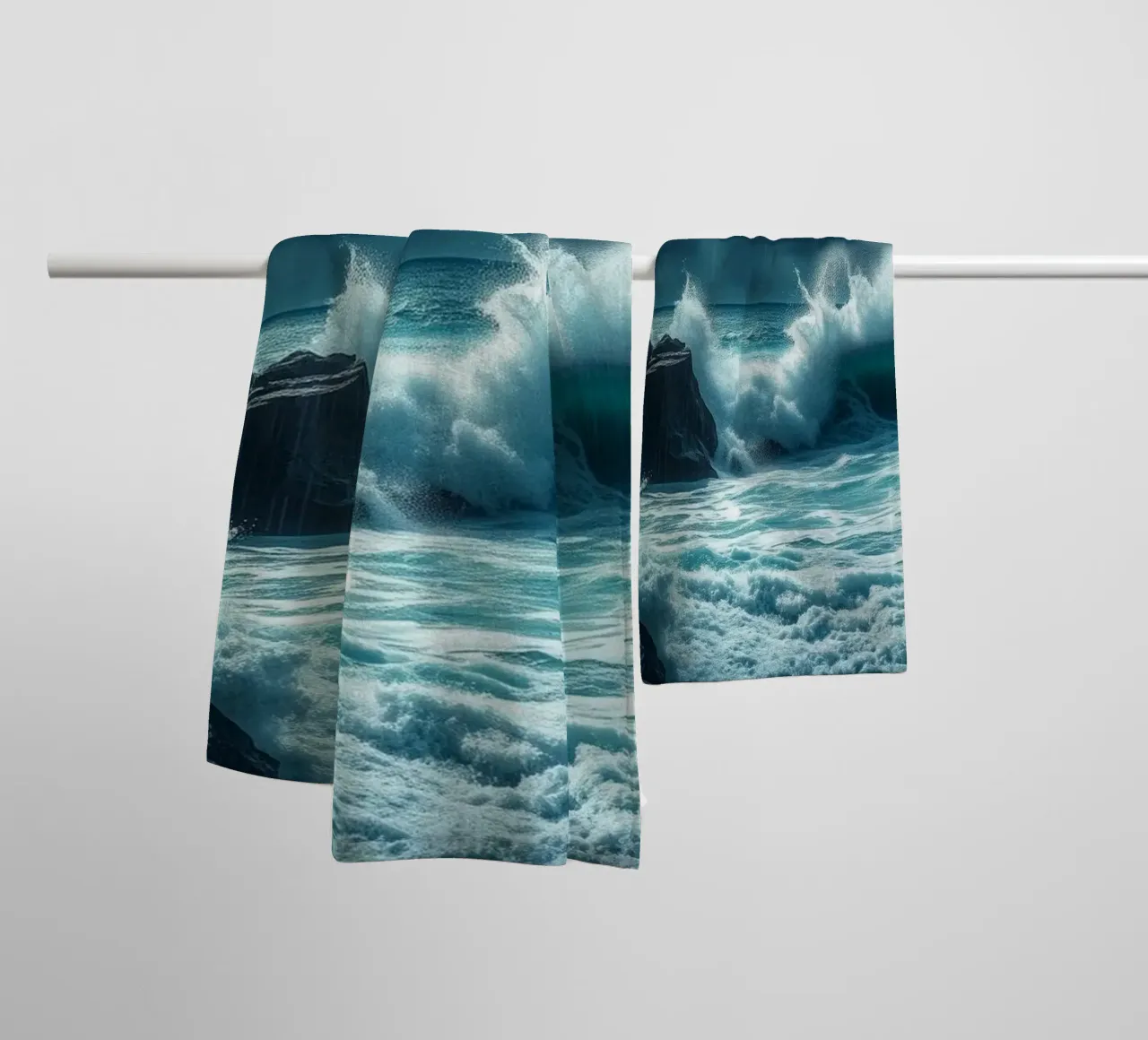 Onde oceaniche drammatiche che si infrangono contro la costa rocciosa asciugamano da bagno da Artistic-shop