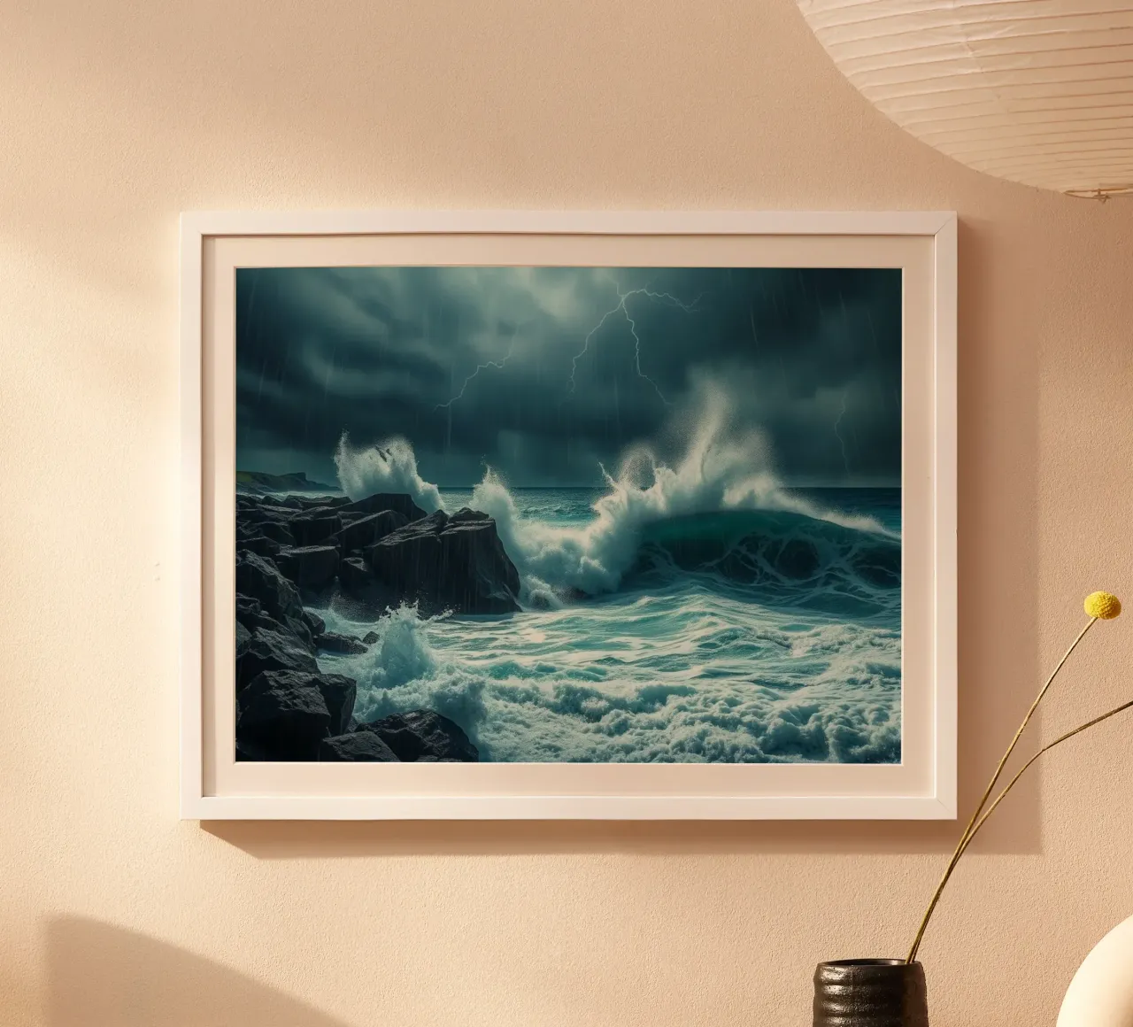 Onde oceaniche drammatiche che si infrangono contro la costa rocciosa poster con telaio in plastica da Artistic-shop
