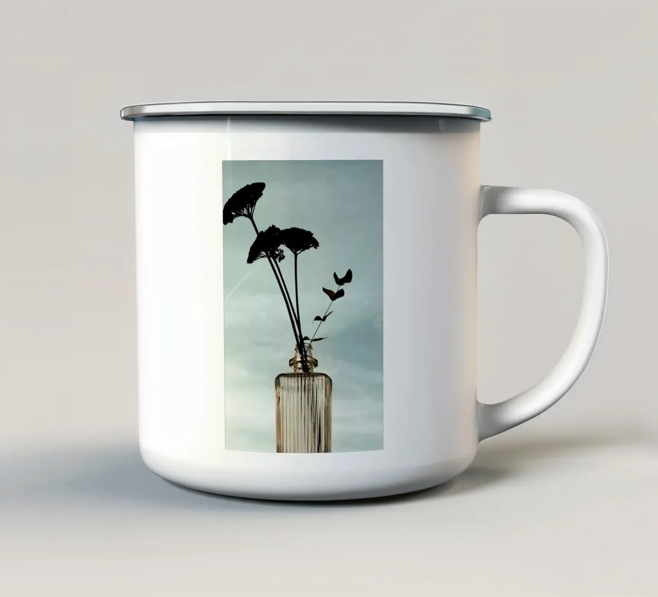 Flowers In The Bottle tazza in smalto da Sebastian Hilgetag