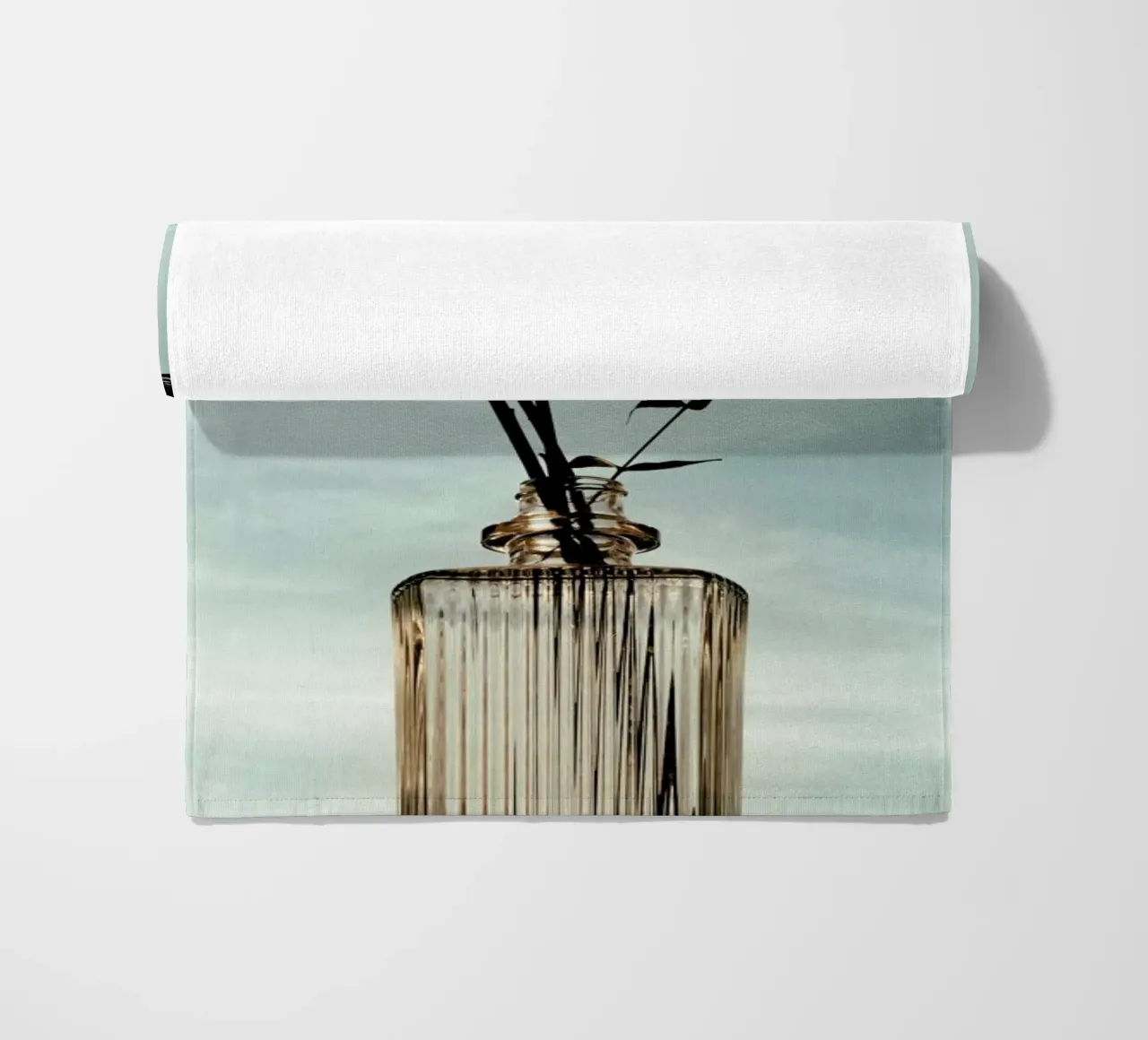 Flowers In The Bottle telo mare da Sebastian Hilgetag