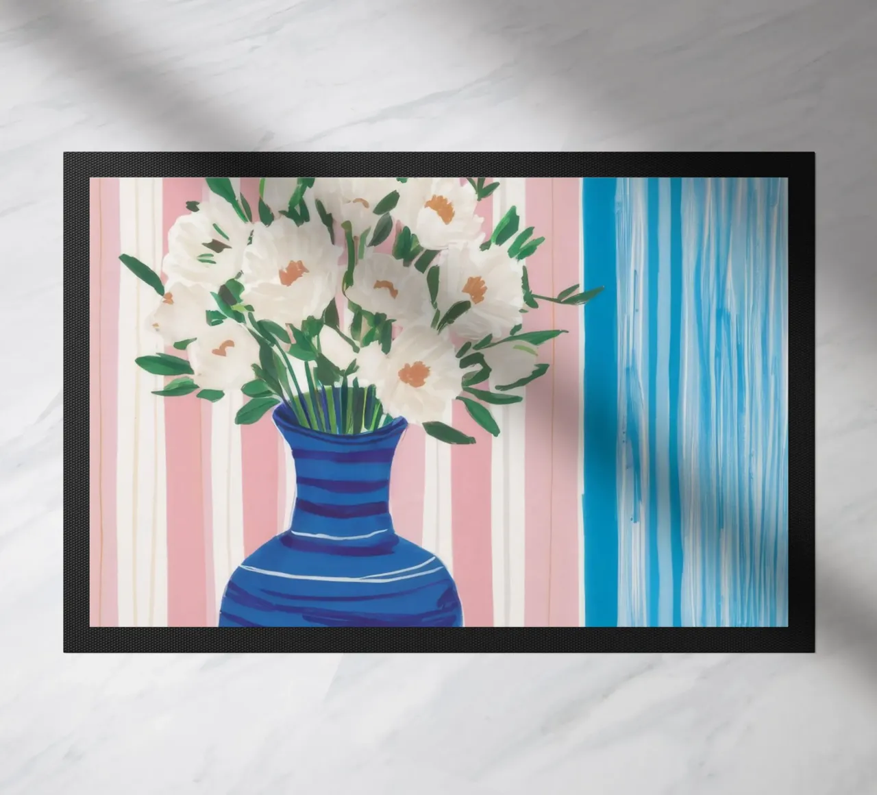 Blaue Vase Weiße Blüten Fußmatte von Peak Delusion