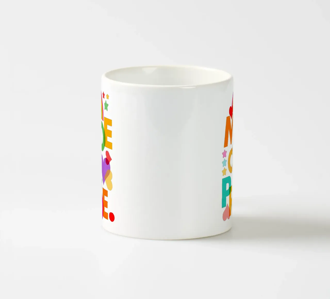 Made with Pride - Arte tipografica in grassetto con i colori dell'arcobaleno tazza in ceramica da Dominique Vari Words