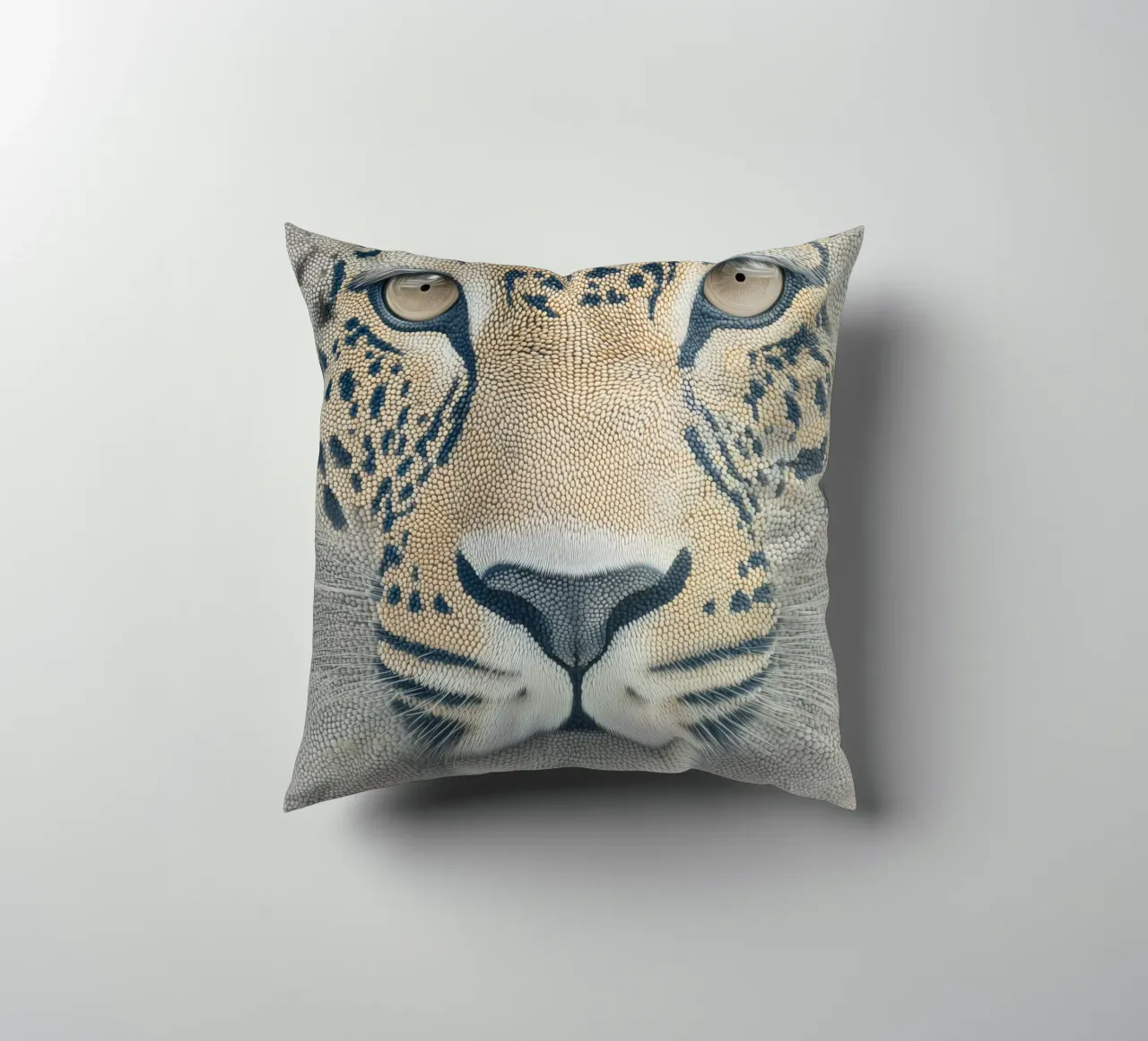 Leopardo delle nevi in preda alla frenesia dei pixel | Puntinismo digitale cuscino da Autofocus