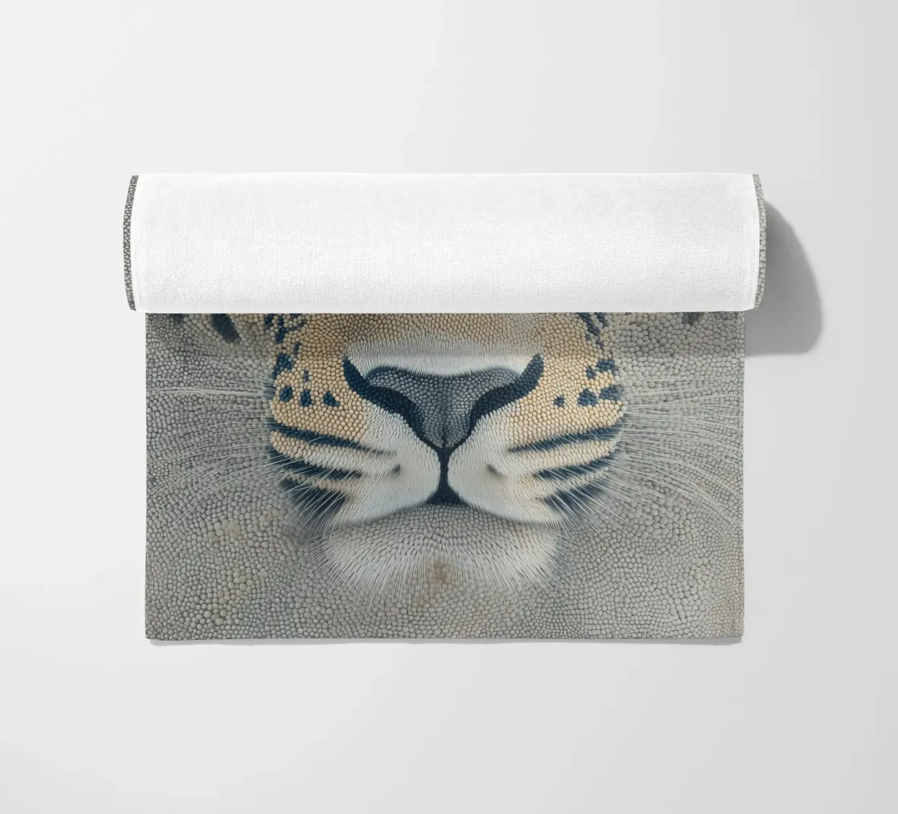 Leopardo delle nevi in preda alla frenesia dei pixel | Puntinismo digitale telo mare da Autofocus