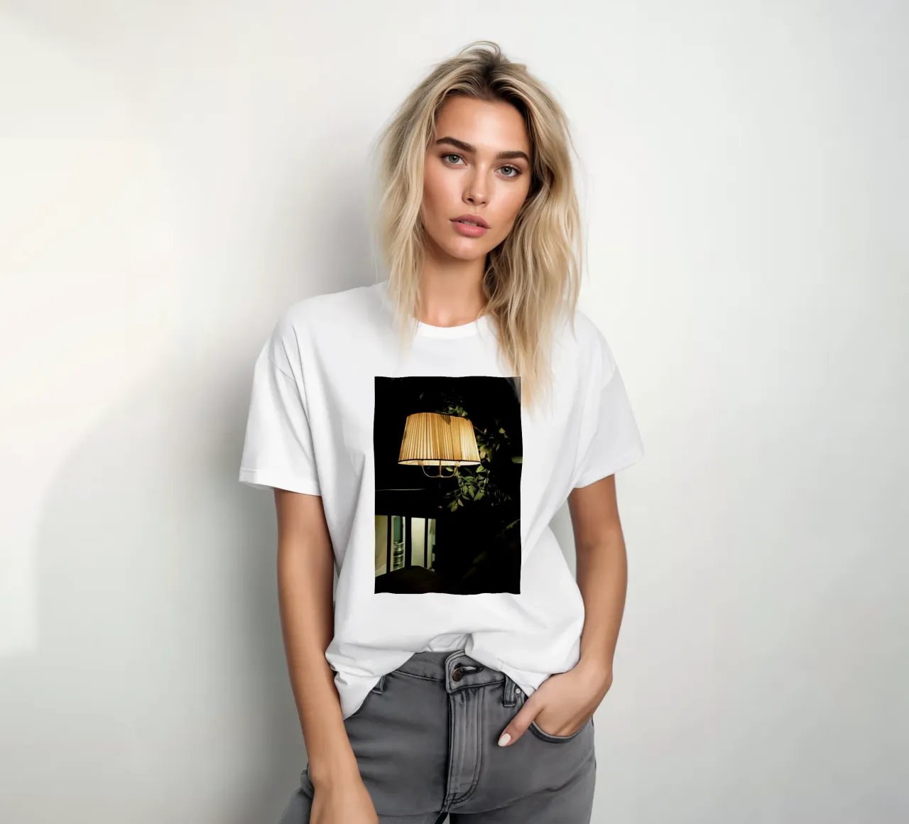 Lamp In The Cafe t-shirt da Sebastian Hilgetag