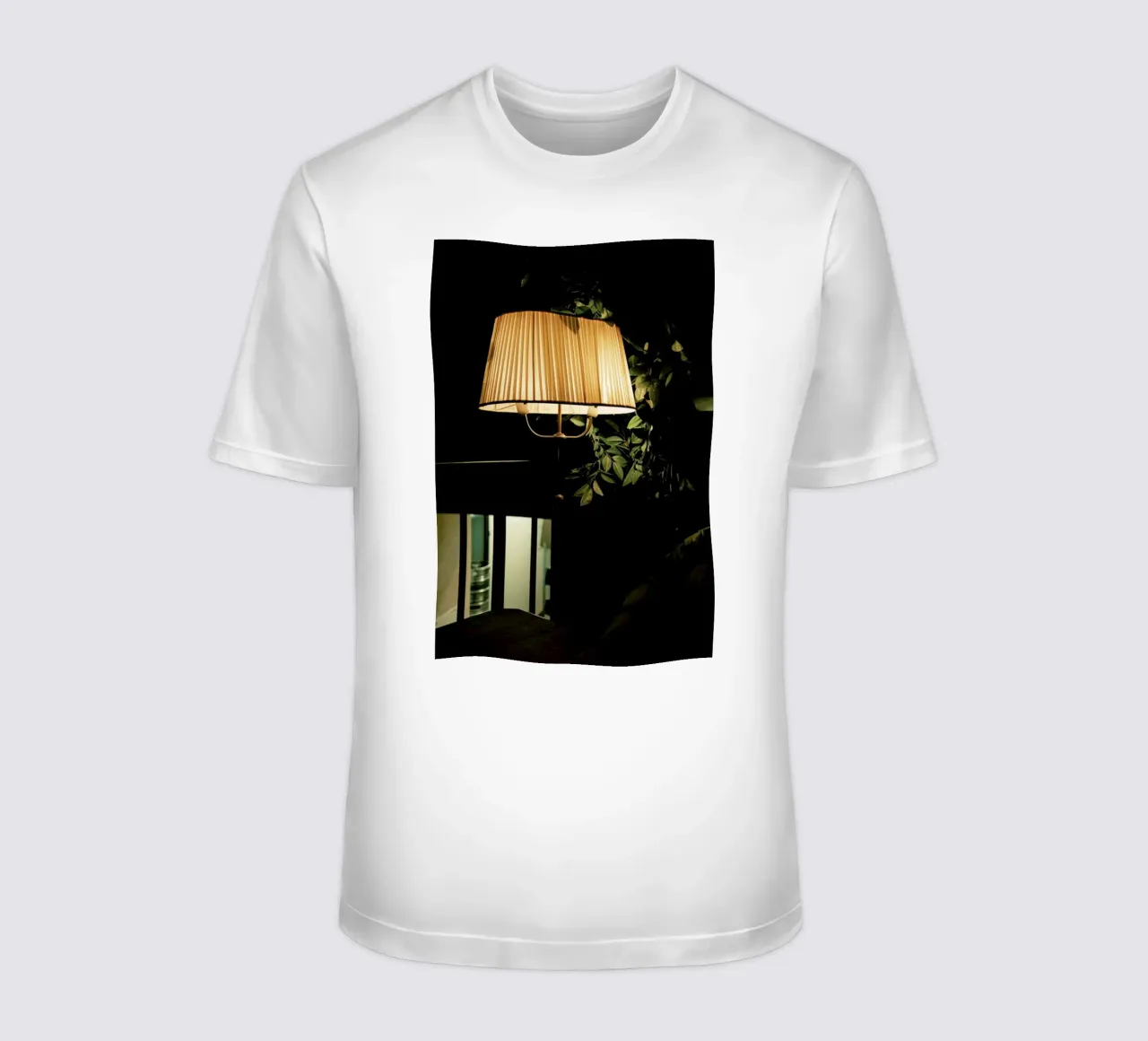 Lamp In The Cafe t-shirt da Sebastian Hilgetag