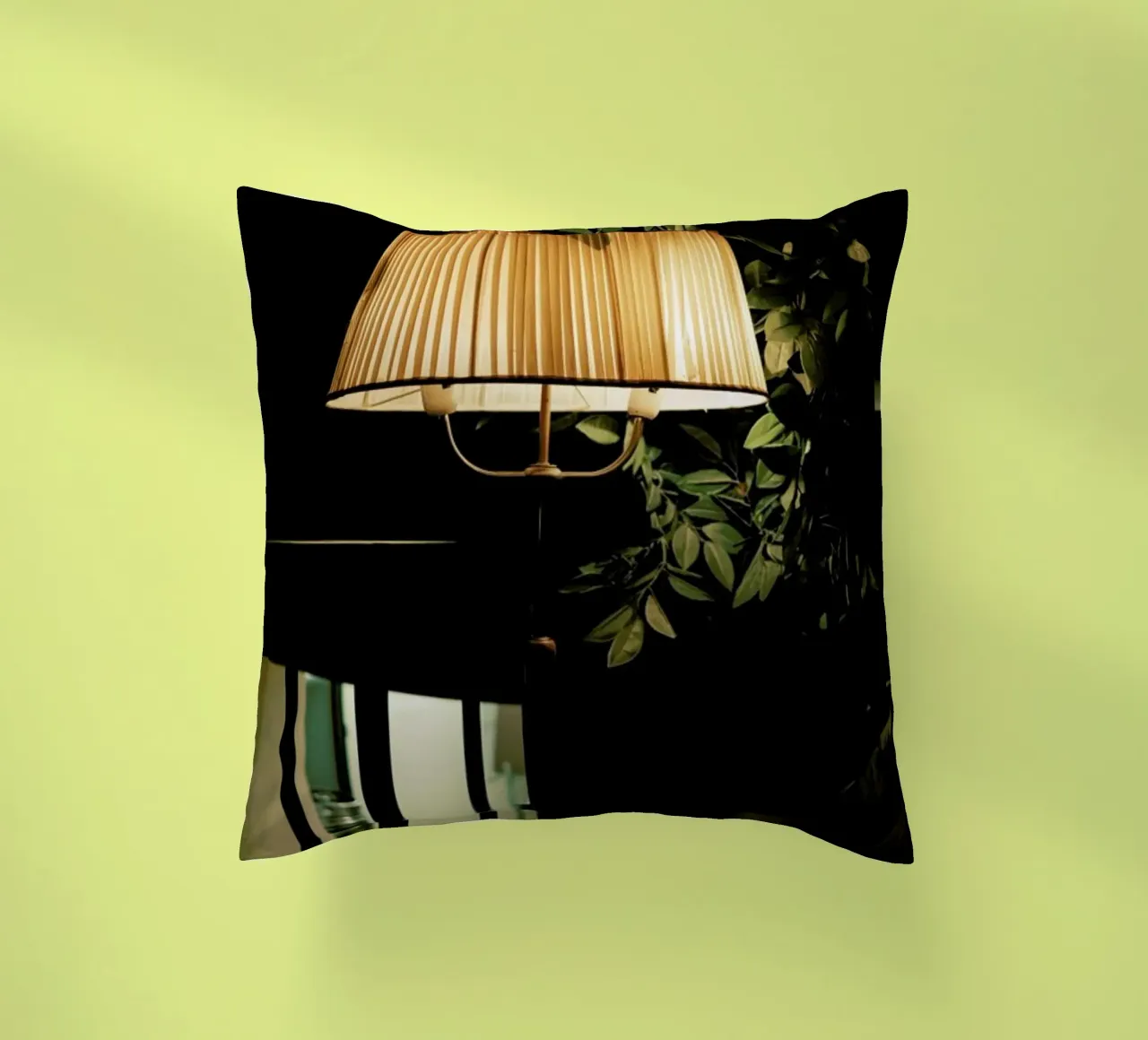 Lamp In The Cafe cuscino da Sebastian Hilgetag