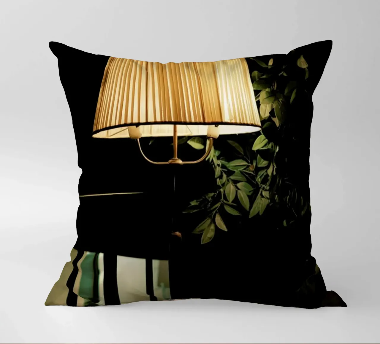 Lamp In The Cafe cuscino da Sebastian Hilgetag