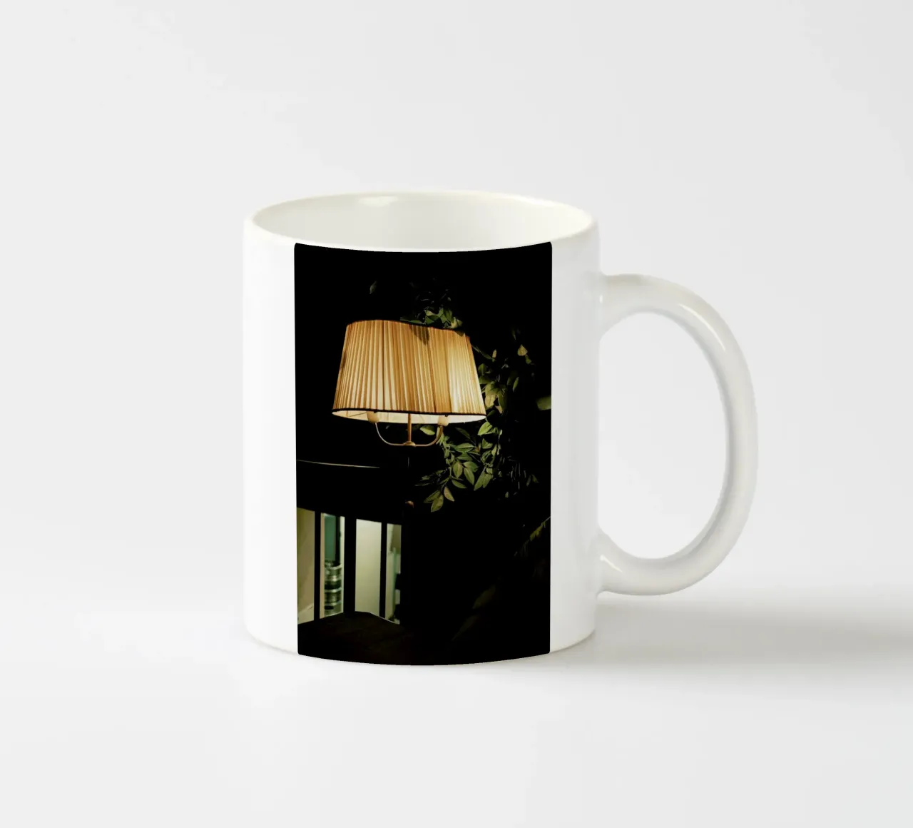Lamp In The Cafe Keramik Tasse von Sebastian Hilgetag