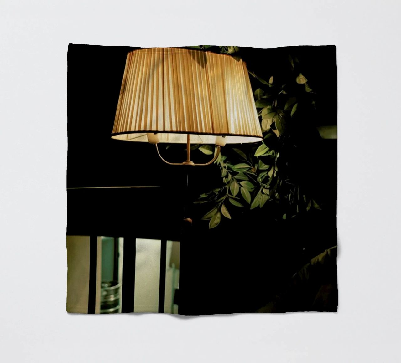 Lamp In The Cafe coperta in pile da Sebastian Hilgetag