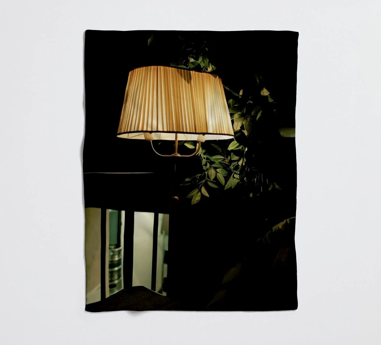 Lamp In The Cafe coperta in pile da Sebastian Hilgetag