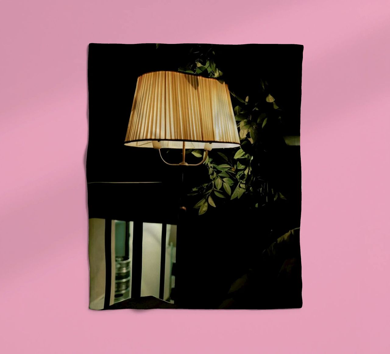 Lamp In The Cafe coperta in pile da Sebastian Hilgetag