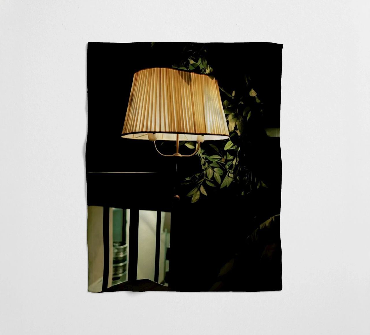 Lamp In The Cafe coperta in pile da Sebastian Hilgetag