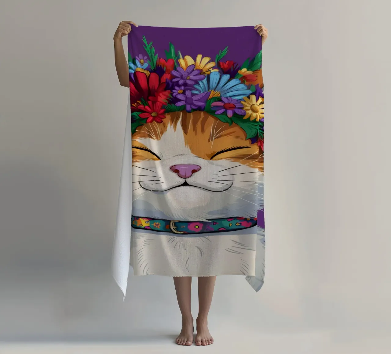 Gatto con corona floreale telo mare da FadeAura