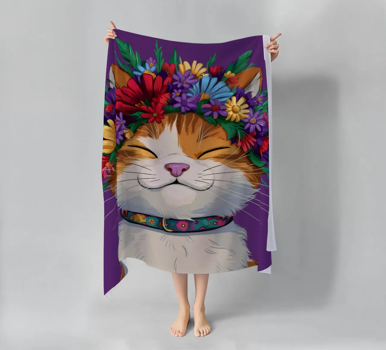 Gatto con corona floreale telo mare da FadeAura
