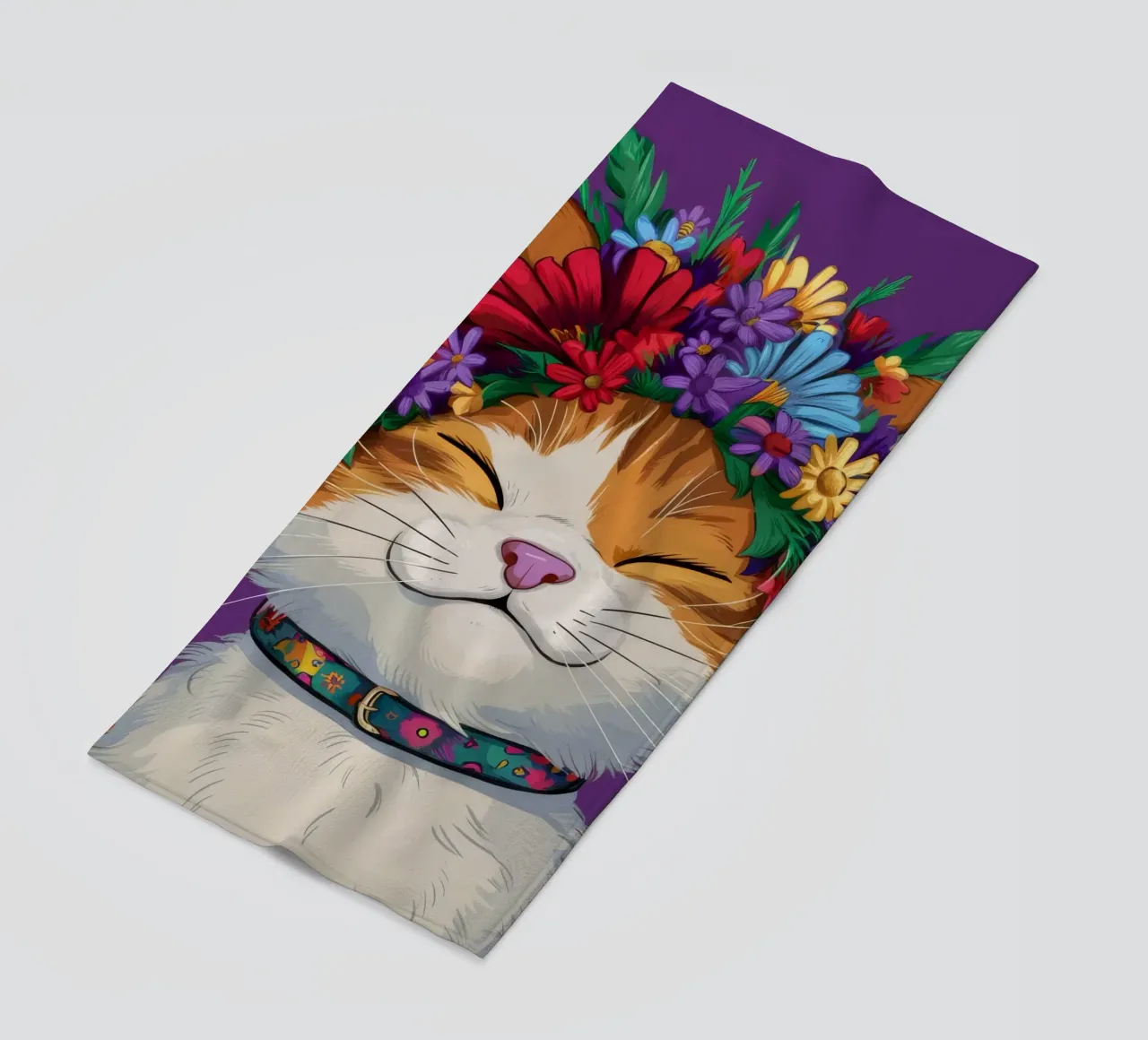 Gatto con corona floreale telo mare da FadeAura