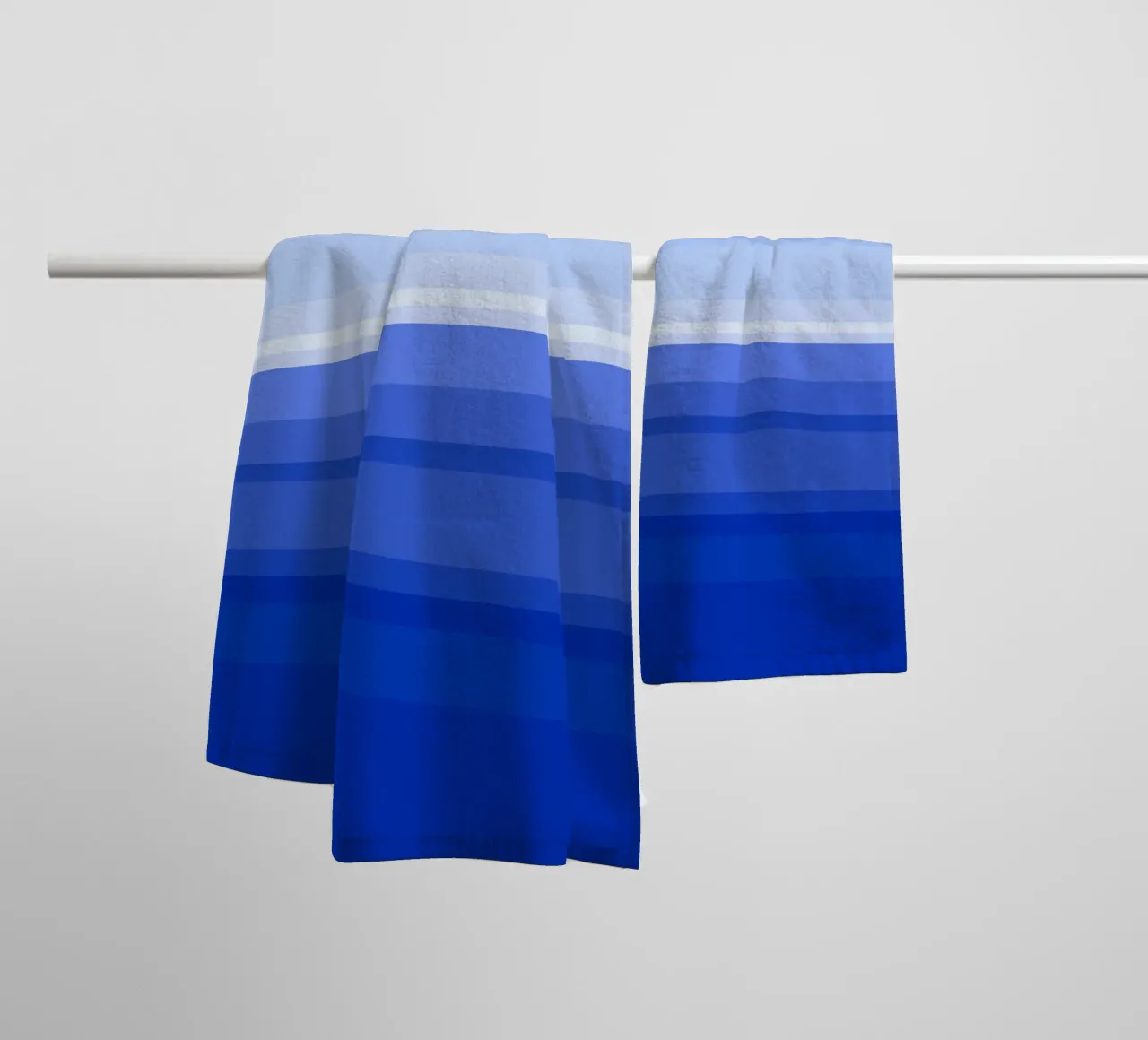 Vue de la mer, graphisme dans les tons bleus serviette de bain de Lilou Art