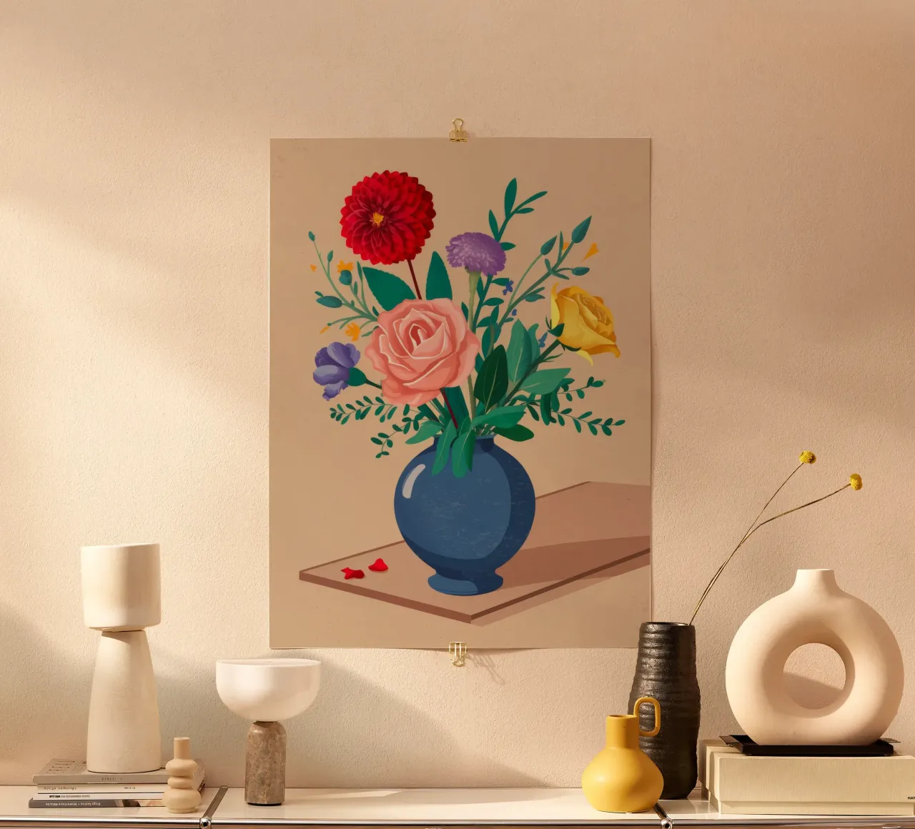 Bouquet misto in vaso blu poster con telaio in legno da Muse Artworks